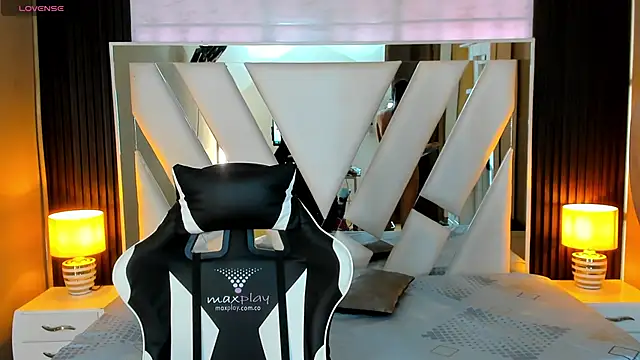 Linda4Petite online show from September 21, 2025, 1:27 pm