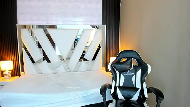 Linda4Petite online show from March 23, 2026, 6:41 pm