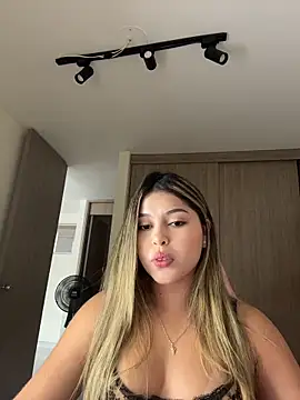 lunablossom  online show from March 25, 2026, 10:30 pm