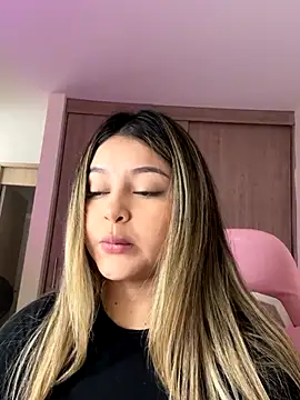 lunablossom  online show from October 18, 2025, 3:14 pm