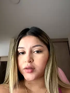 lunablossom  online show from November 19, 2025, 5:46 pm