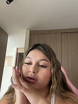 lunablossom  online show from February 8, 2026, 5:21 pm