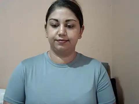 Snapshot of bellachow10 chatting on January 15, 2026, 10:29 am bellachow10 online show from January 15, 2026, 10:29 am