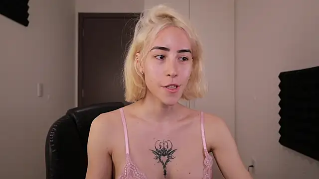 Snapshot of laliwhite chatting on October 27, 2025, 8:21 pm laliwhite online show from October 27, 2025, 8:21 pm