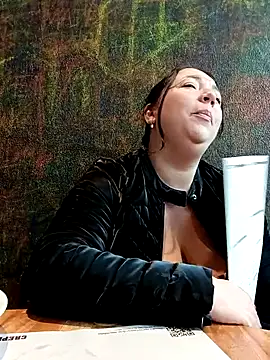 Snapshot of isabella_rossse chatting on March 6, 2025, 8:48 pm isabella rossse online show from March 6, 2025, 8:48 pm