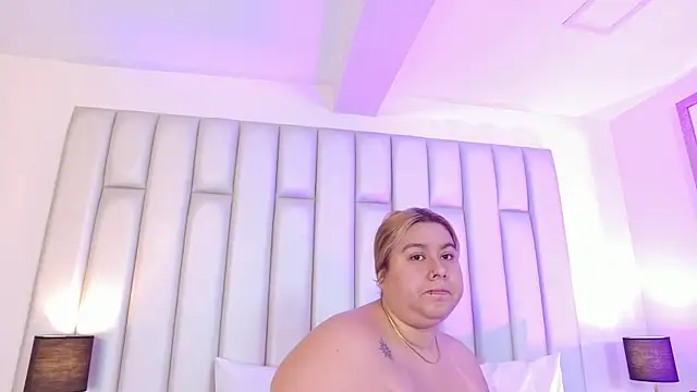 aandreaperez online show from April 17, 2026, 11:46 am