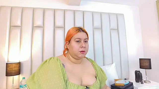 aandreaperez online show from December 4, 2025, 11:42 am