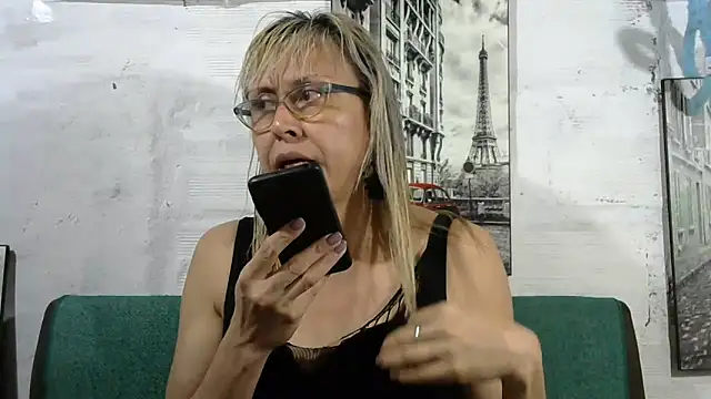 divahot08 online show from October 3, 2025, 4:52 pm