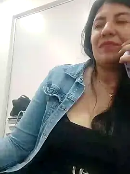 Snapshot of aisha_latina chatting on February 5, 2025, 5:31 pm aisha latina online show from February 5, 2025, 5:31 pm
