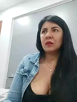 Snapshot of aisha_latina chatting on February 5, 2025, 8:35 pm aisha latina online show from February 5, 2025, 8:35 pm