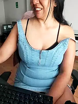 Snapshot of aisha_latina chatting on March 3, 2026, 2:35 pm aisha latina online show from March 3, 2026, 2:35 pm