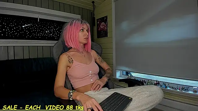 Snapshot of SandyChris chatting on October 14, 2025, 11:22 am SandyChris online show from October 14, 2025, 11:22 am