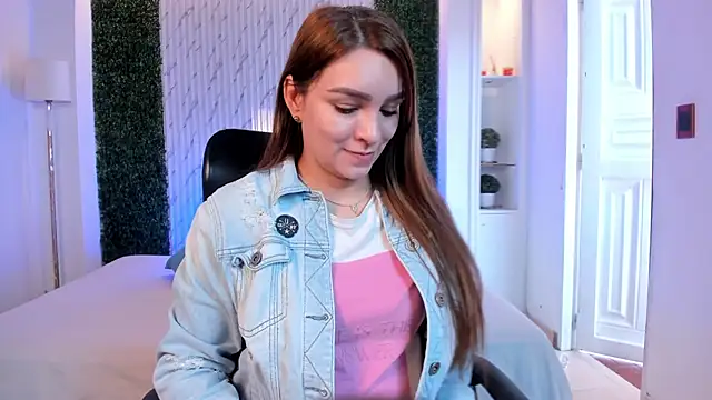 miataylorr1 online show from October 31, 2025, 12:13 pm