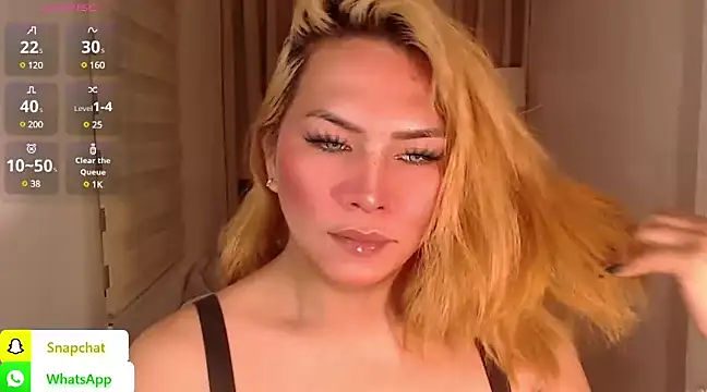 Snapshot of QUEEN_GIAMOORE69 chatting on December 27, 2024, 12:39 am QUEEN GIAMOORE69 online show from December 27, 2024, 12:39 am