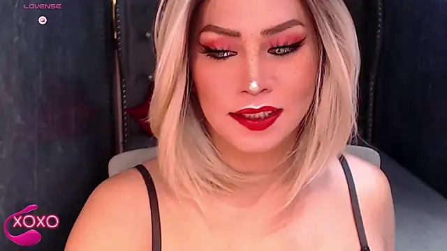 Snapshot of QUEEN_GIAMOORE69 chatting on October 1, 2025, 8:35 pm QUEEN GIAMOORE69 online show from October 1, 2025, 8:35 pm