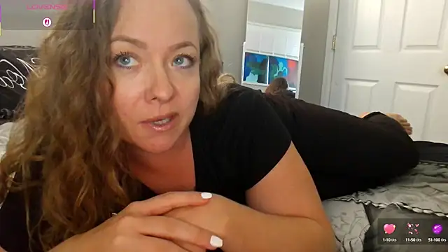 Snapshot of julimonroe chatting on September 12, 2025, 3:12 pm julimonroe online show from September 12, 2025, 3:12 pm