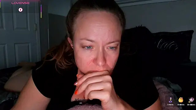 Snapshot of julimonroe chatting on October 8, 2025, 3:08 am julimonroe online show from October 8, 2025, 3:08 am
