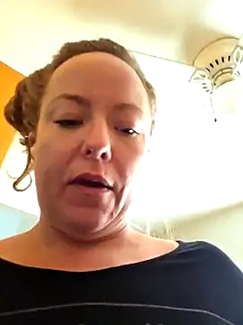 Snapshot of julimonroe chatting on March 7, 2025, 7:16 pm julimonroe online show from March 7, 2025, 7:16 pm