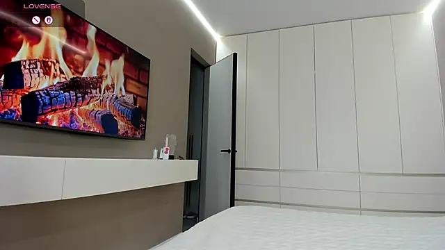 JenniferQueen11 online show from April 12, 2026, 9:23 am