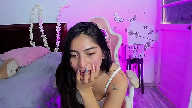 Snapshot of Blue_Petite chatting on February 4, 2025, 7:33 pm Blue Petite online show from February 4, 2025, 7:33 pm