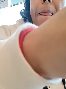 Snapshot of Molly_newman6 chatting on February 4, 2026, 12:33 pm Molly newman6 online show from February 4, 2026, 12:33 pm