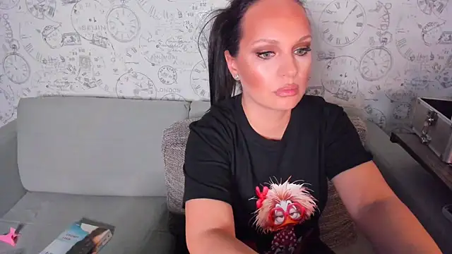 Snapshot of LondonBadGirl chatting on April 22, 2026, 8:59 pm LondonBadGirl online show from April 22, 2026, 8:59 pm