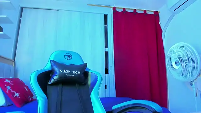 Lunastar02 online show from November 8, 2025, 2:42 pm