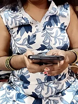 Snapshot of Diya_143 chatting on November 5, 2025, 7:33 am Diya 143 online show from November 5, 2025, 7:33 am