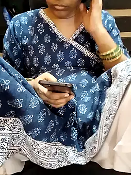 Snapshot of Diya_143 chatting on November 10, 2025, 8:25 pm Diya 143 online show from November 10, 2025, 8:25 pm