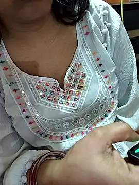 Snapshot of Diya_143 chatting on February 20, 2026, 6:32 pm Diya 143 online show from February 20, 2026, 6:32 pm