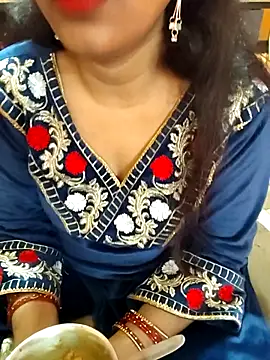 Snapshot of Diya_143 chatting on February 4, 2026, 7:47 am Diya 143 online show from February 4, 2026, 7:47 am