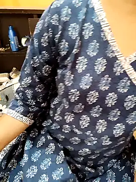 Snapshot of Diya_143 chatting on November 7, 2025, 7:02 am Diya 143 online show from November 7, 2025, 7:02 am