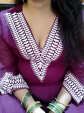 Snapshot of Diya_143 chatting on November 6, 2025, 8:18 am Diya 143 online show from November 6, 2025, 8:18 am