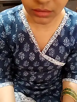 Snapshot of Diya_143 chatting on November 10, 2025, 8:19 am Diya 143 online show from November 10, 2025, 8:19 am