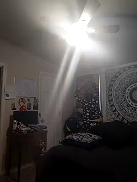 bootiebby online show from April 17, 2026, 6:55 pm