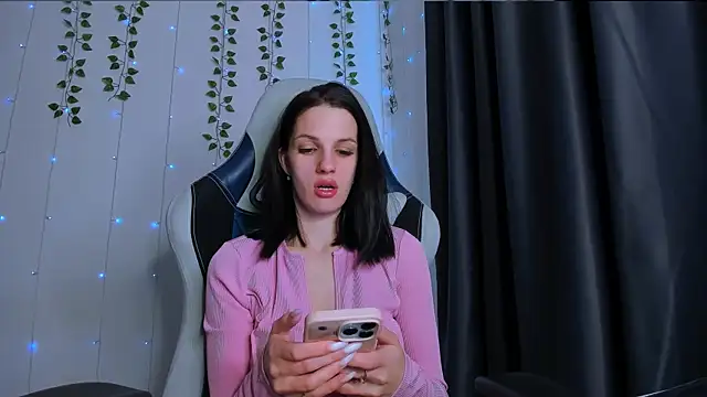 Snapshot of KarlaSim chatting on March 8, 2026, 11:24 am KarlaSim online show from March 8, 2026, 11:24 am