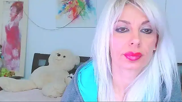 HoneyLara online show from January 18, 2026, 11:30 pm