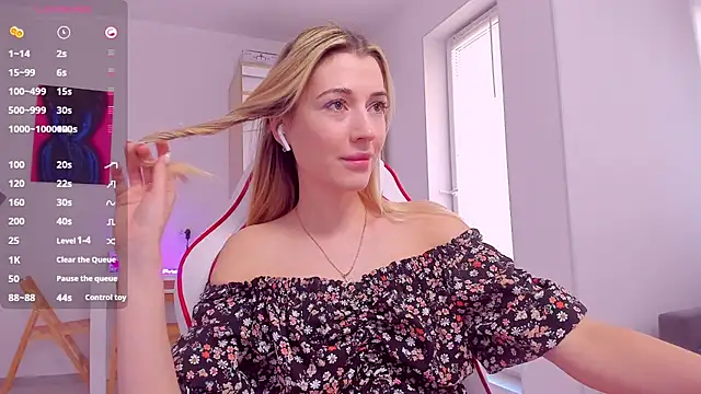 Snapshot of HotCarolineXO chatting on March 9, 2025, 12:09 pm HotCarolineXO online show from March 9, 2025, 12:09 pm