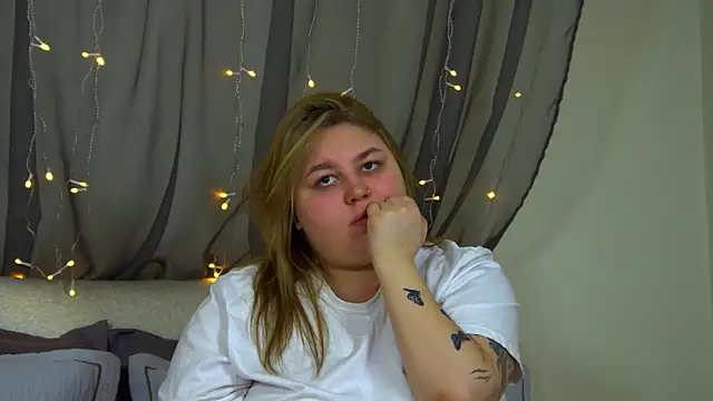 LillianKim online show from December 1, 2025, 6:36 am