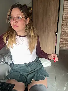 Darling XXX online show from April 8, 2026, 7:48 pm