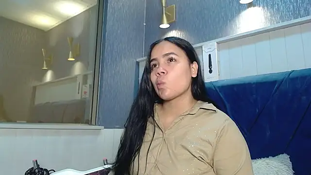 Snapshot of EmilyQueen3x chatting on November 29, 2025, 12:49 pm EmilyQueen3x online show from November 29, 2025, 12:49 pm