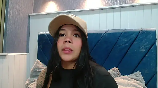 Snapshot of EmilyQueen3x chatting on March 20, 2025, 12:54 pm EmilyQueen3x online show from March 20, 2025, 12:54 pm