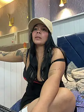 Snapshot of EmilyQueen3x chatting on March 5, 2025, 4:24 pm EmilyQueen3x online show from March 5, 2025, 4:24 pm