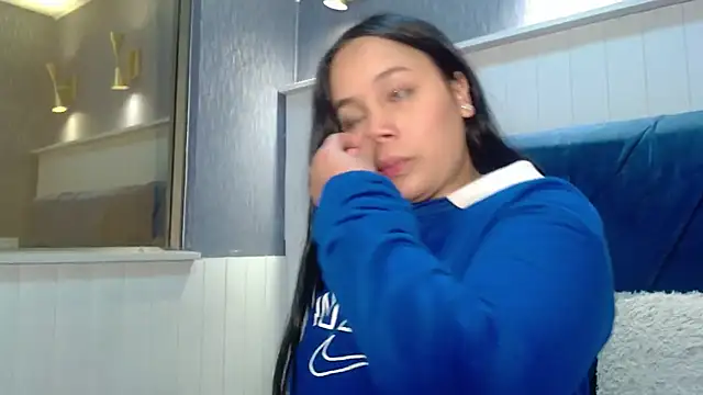 Snapshot of EmilyQueen3x chatting on November 21, 2025, 1:10 pm EmilyQueen3x online show from November 21, 2025, 1:10 pm