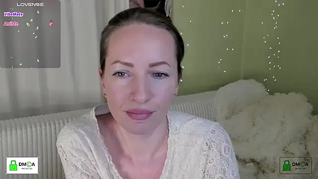 Queenymel online show from December 18, 2025, 1:48 pm