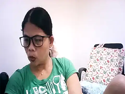 Snapshot of pinay_milfxx chatting on November 8, 2025, 12:14 am pinay milfxx online show from November 8, 2025, 12:14 am