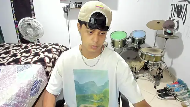 Snapshot of Zack_falcon chatting on October 23, 2025, 3:38 am Zack falcon online show from October 23, 2025, 3:38 am