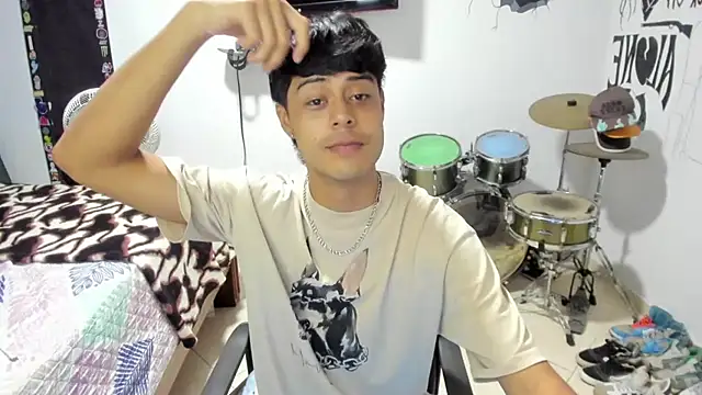 Snapshot of Zack_falcon chatting on October 17, 2025, 3:43 am Zack falcon online show from October 17, 2025, 3:43 am