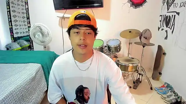 Snapshot of Zack_falcon chatting on February 26, 2025, 12:16 pm Zack falcon online show from February 26, 2025, 12:16 pm