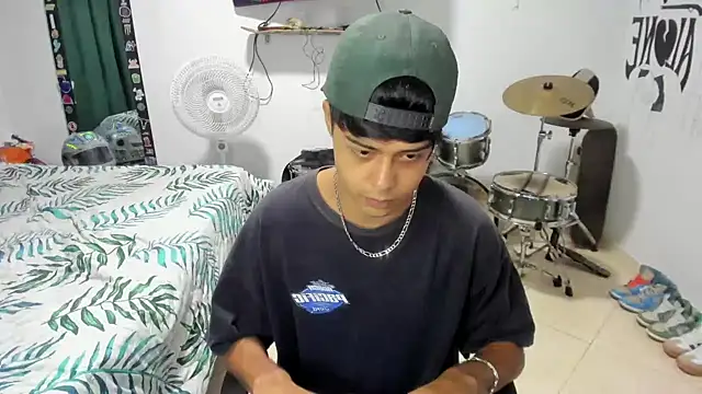 Snapshot of Zack_falcon chatting on January 2, 2025, 11:06 pm Zack falcon online show from January 2, 2025, 11:06 pm